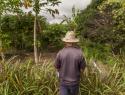 Homem em floresta na Caatinga